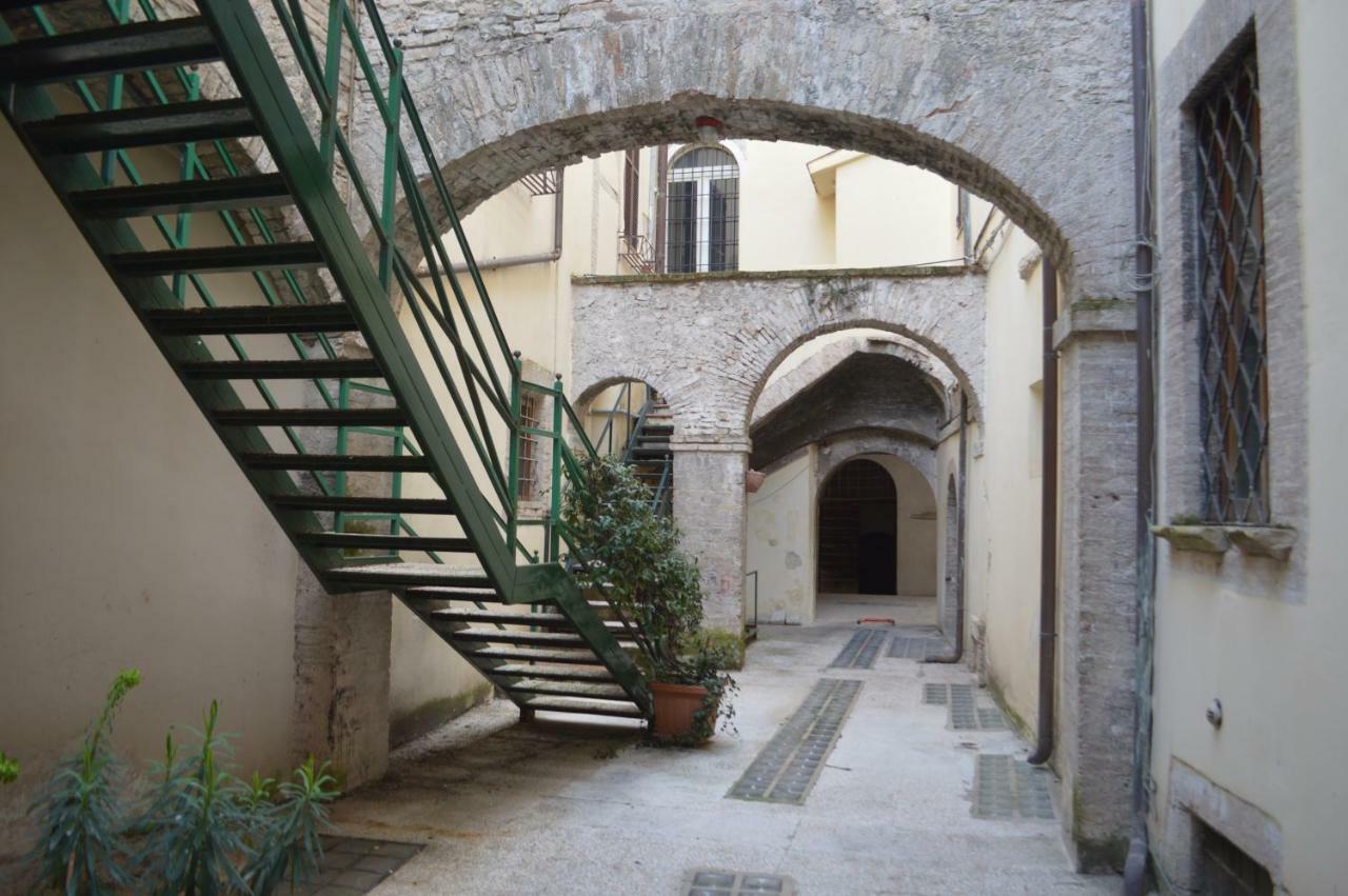 Appartamento In Centro Spoleto Exterior foto